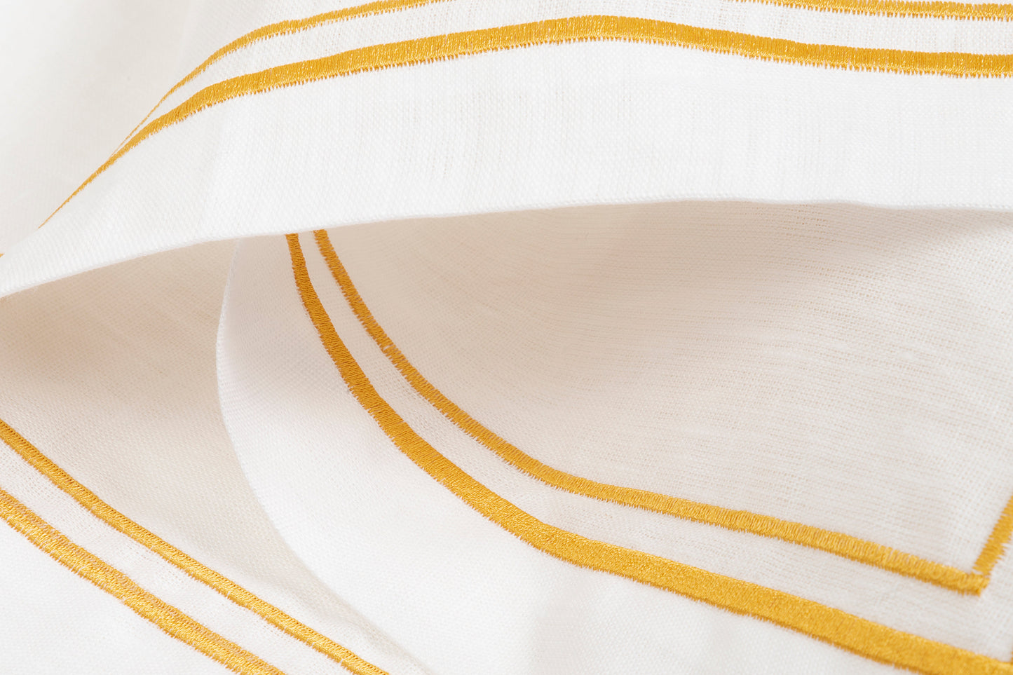 Timeless napkins with yellow roll